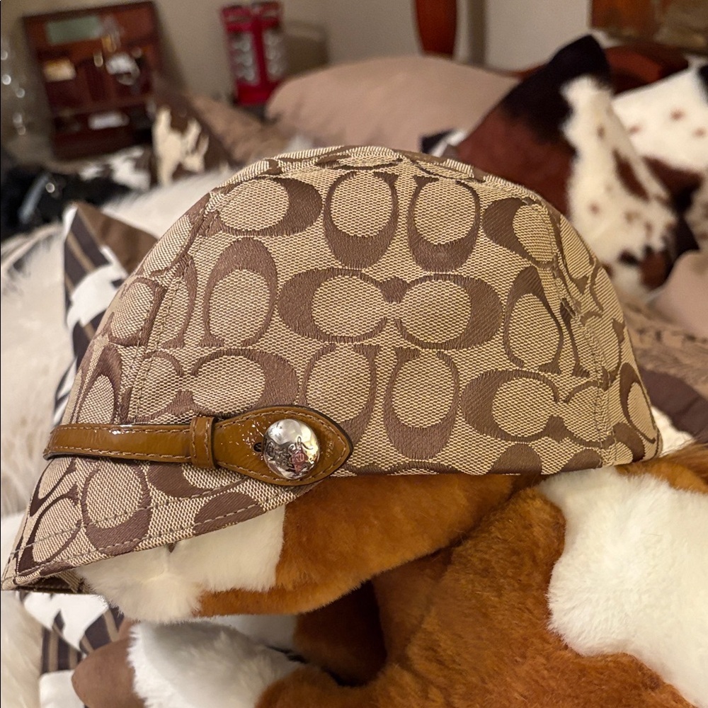Coach Signature Karee Newsboy Cap with patent leather accent Leather Strap - Picture 2 of 8
